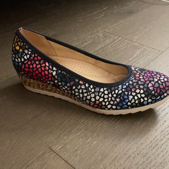 Gabor Patterned wedge shoe. Sizing is 4 1/2 UK but converts to size 7 US. - Picture 4 of 4